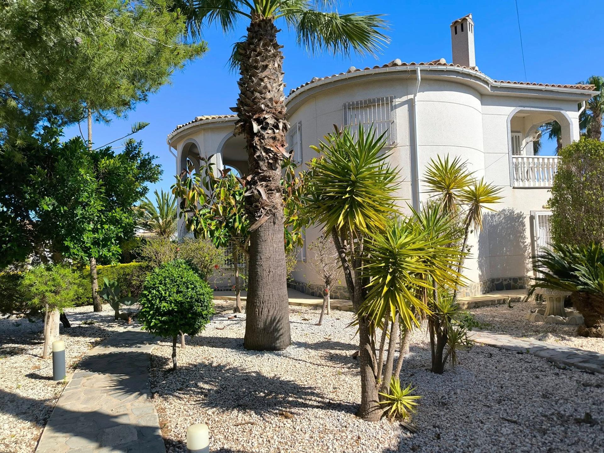 Villa for sale in La siesta, Torrevieja - exterior view of the residential building