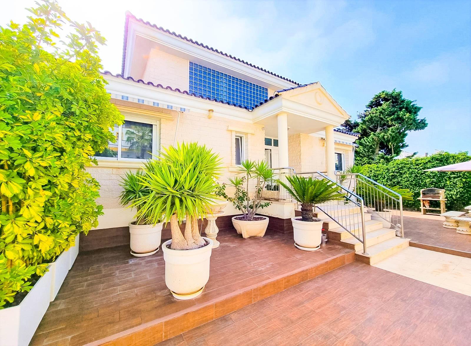 Villa for sale in Torre la mata, Torrevieja - exterior view of the residential building