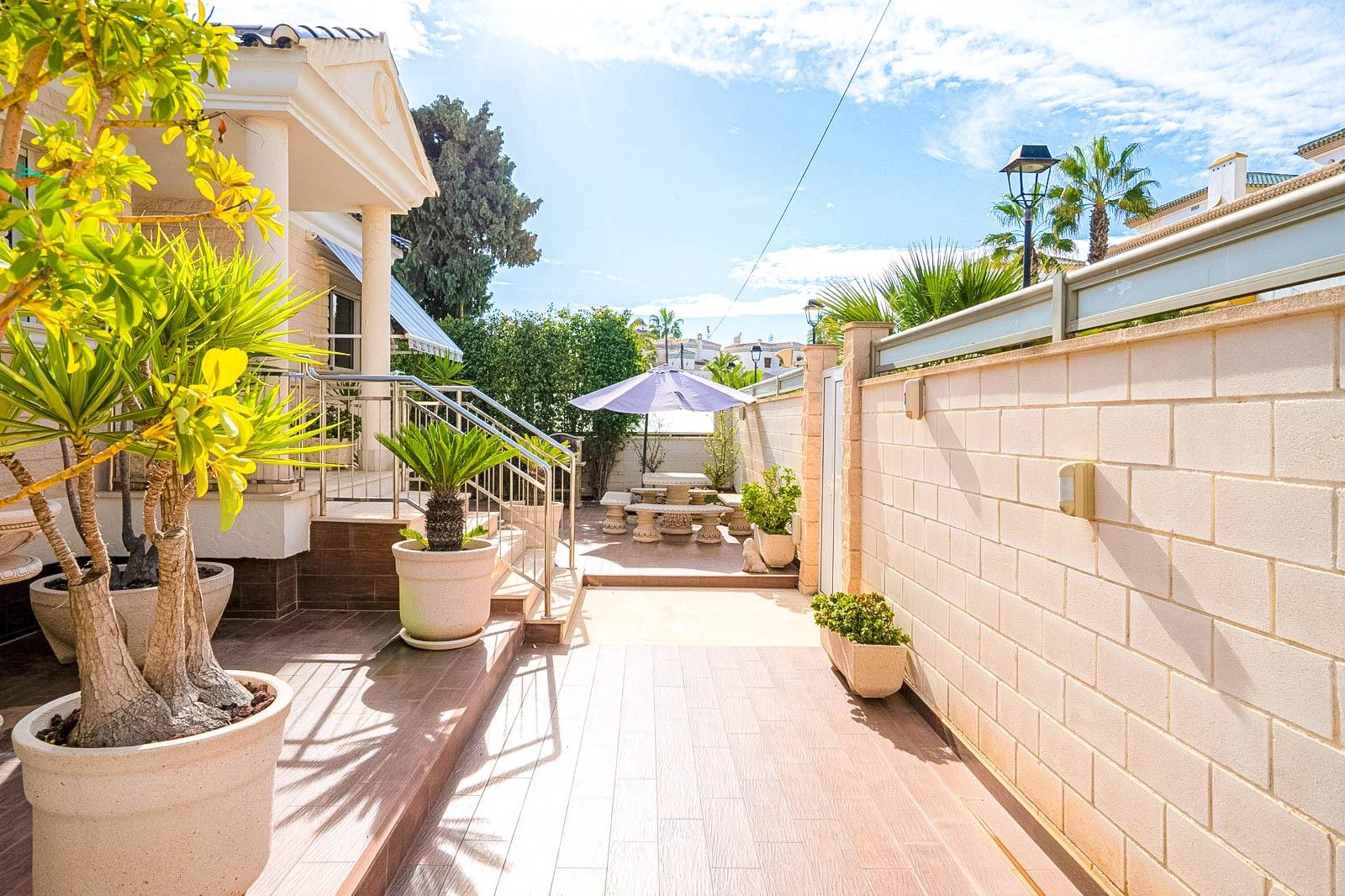 Complex grounds of the villa in Torre la mata, Torrevieja (view 40)
