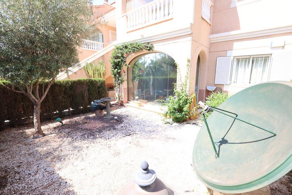 Complex grounds of the bungalow in La Ciñuelica, Orihuela Costa