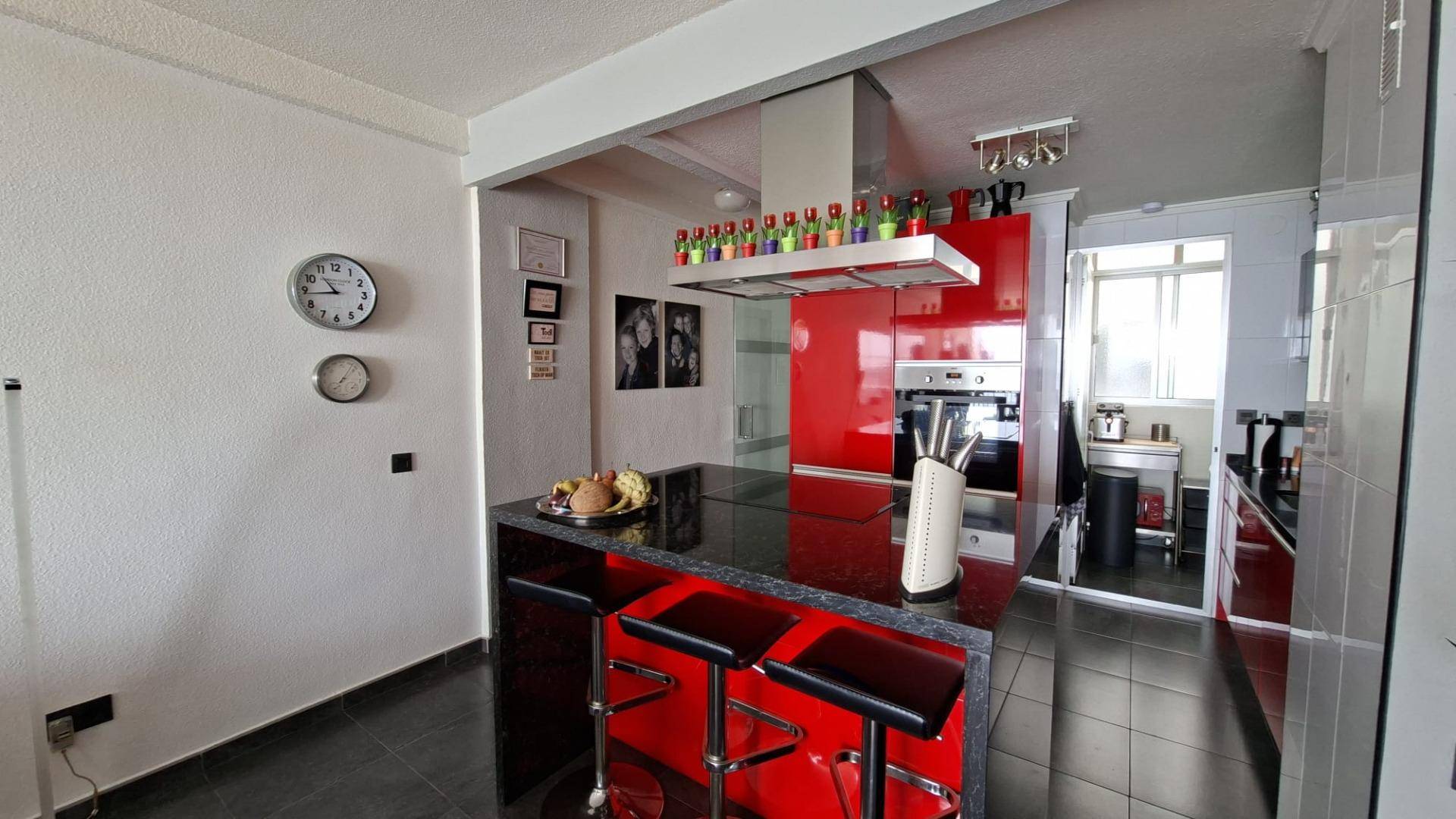 Second bathroom with shower enclosure in 3-bedroom beachfront apartment, Acequion