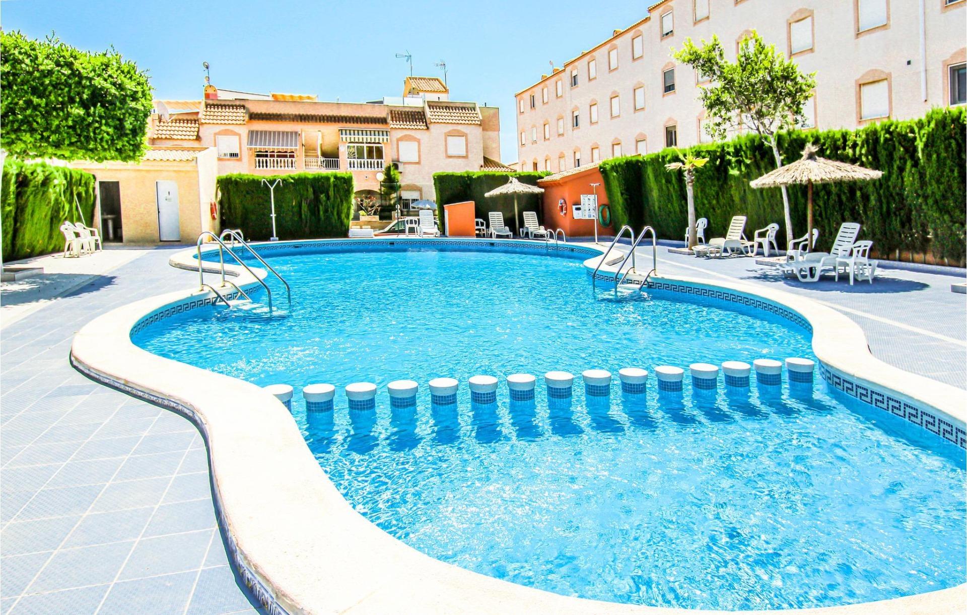 Bungalow for sale in Los Balcones, Torrevieja - ground-floor exterior with terrace