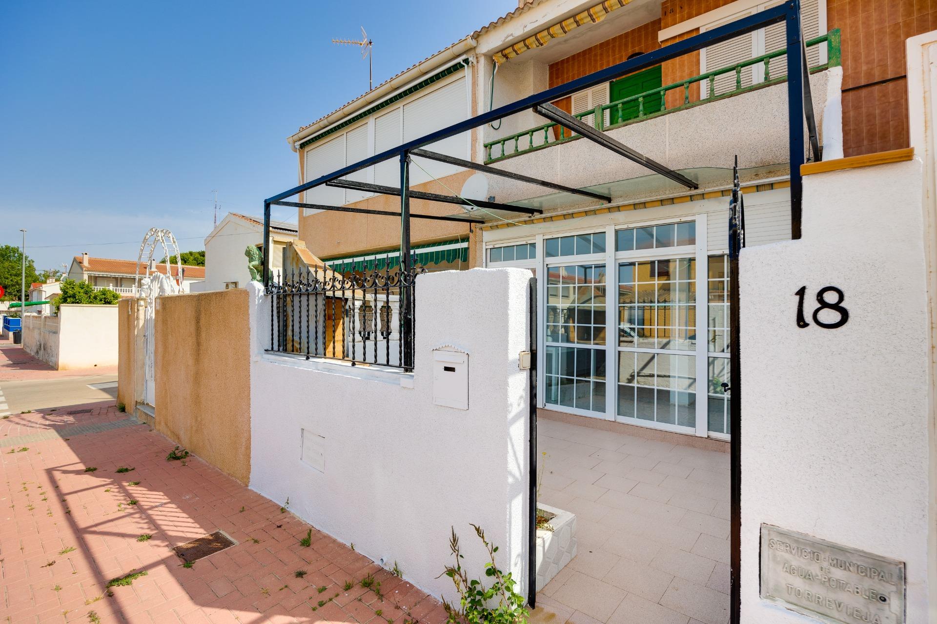 Entrance of the bungalow in Playa de los Naufragos, Torrevieja (view 26)