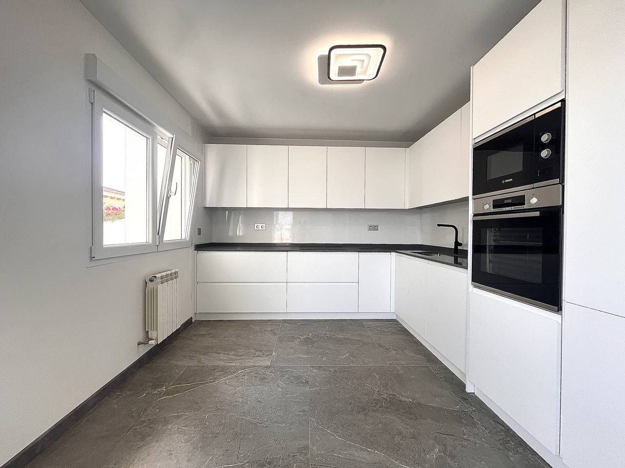 Kitchen area in villa, La siesta