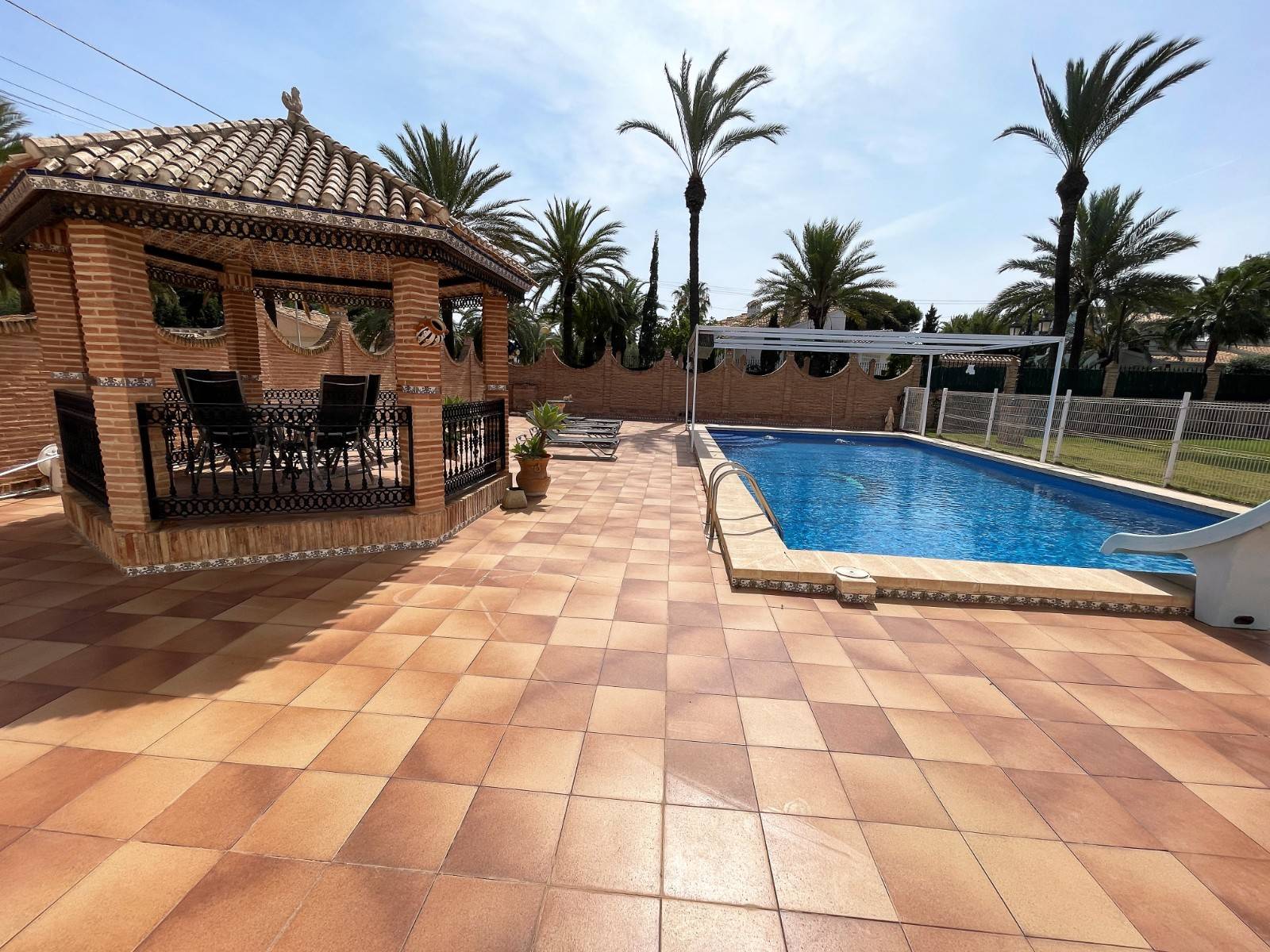 Villa for sale in Cabo Roig, Cabo Roig - exterior view of the residential building