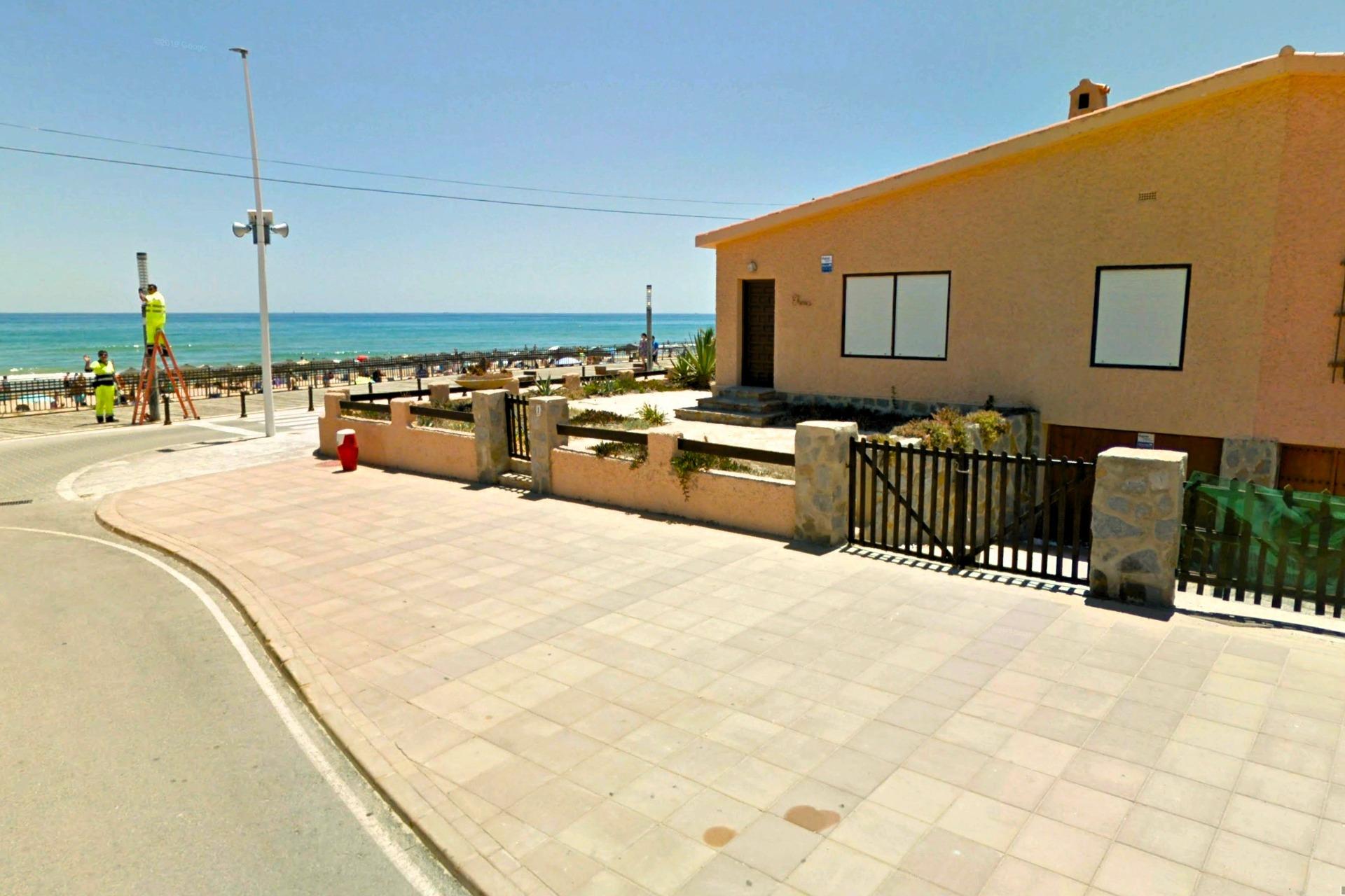 Exterior facade of 4-bedroom villa on 300m2 plot in La Mata, Torrevieja