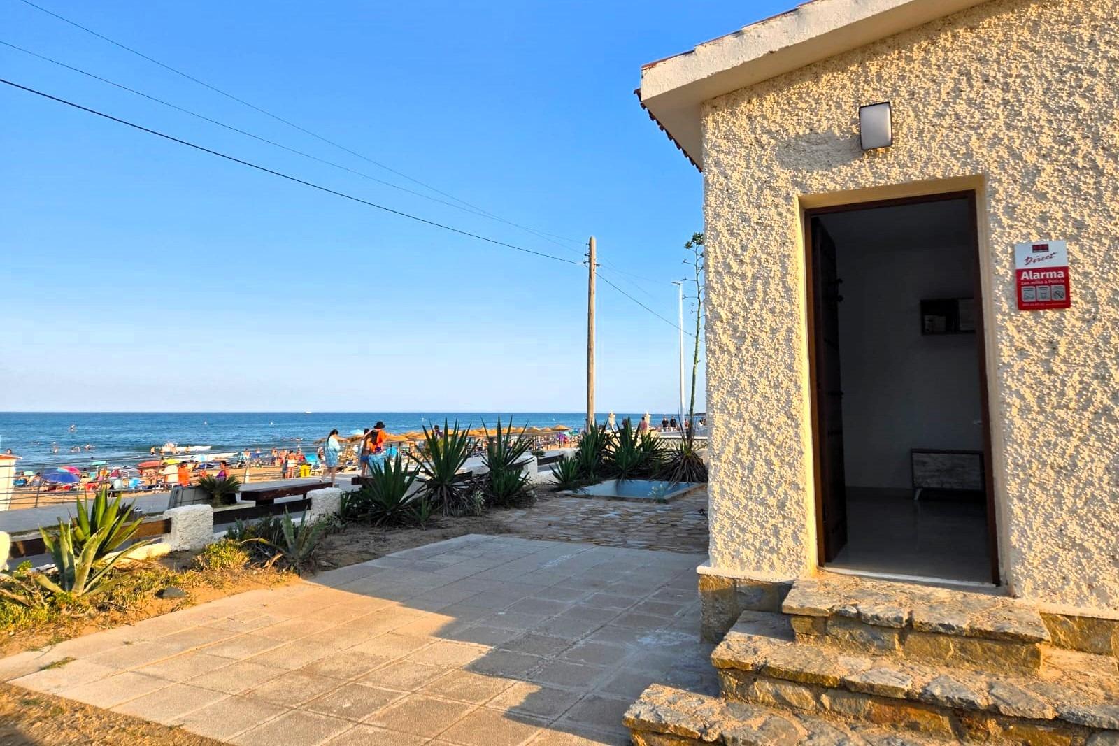 Private garden of 4-bedroom villa on 300m2 plot, La Mata, Torrevieja