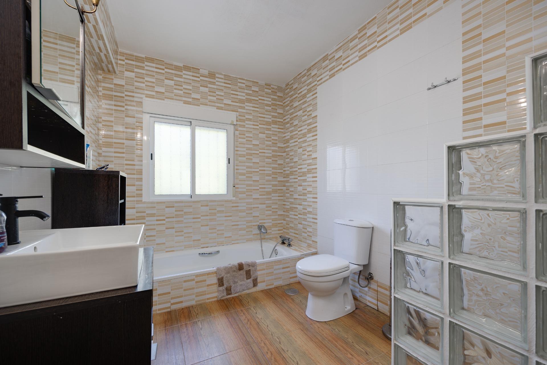 Main bathroom with full suite
