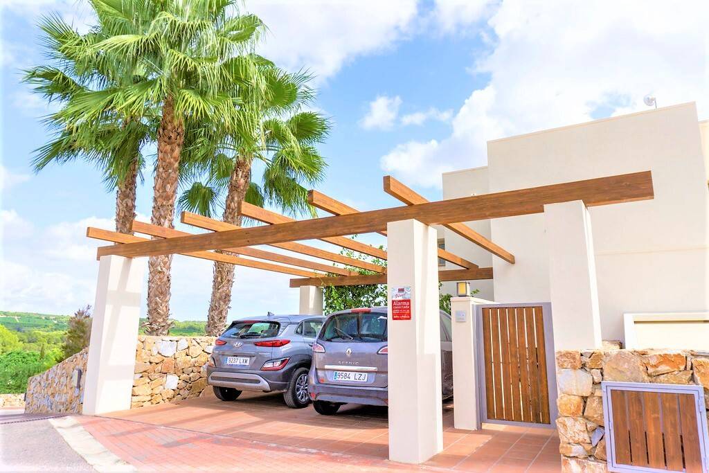 Villa for sale in Las Colinas Golf, Orihuela - exterior view of the residential building