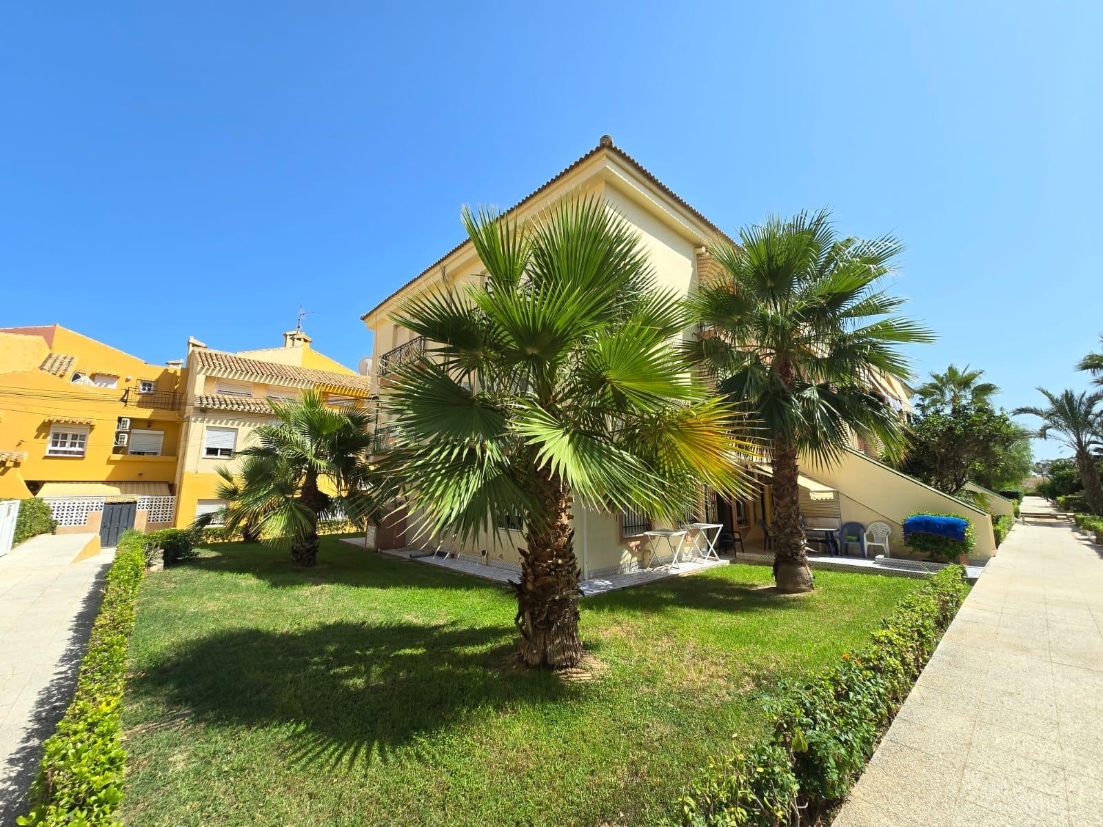 Apartment for sale in Eliseos playa, Torrevieja - exterior view of the residential building