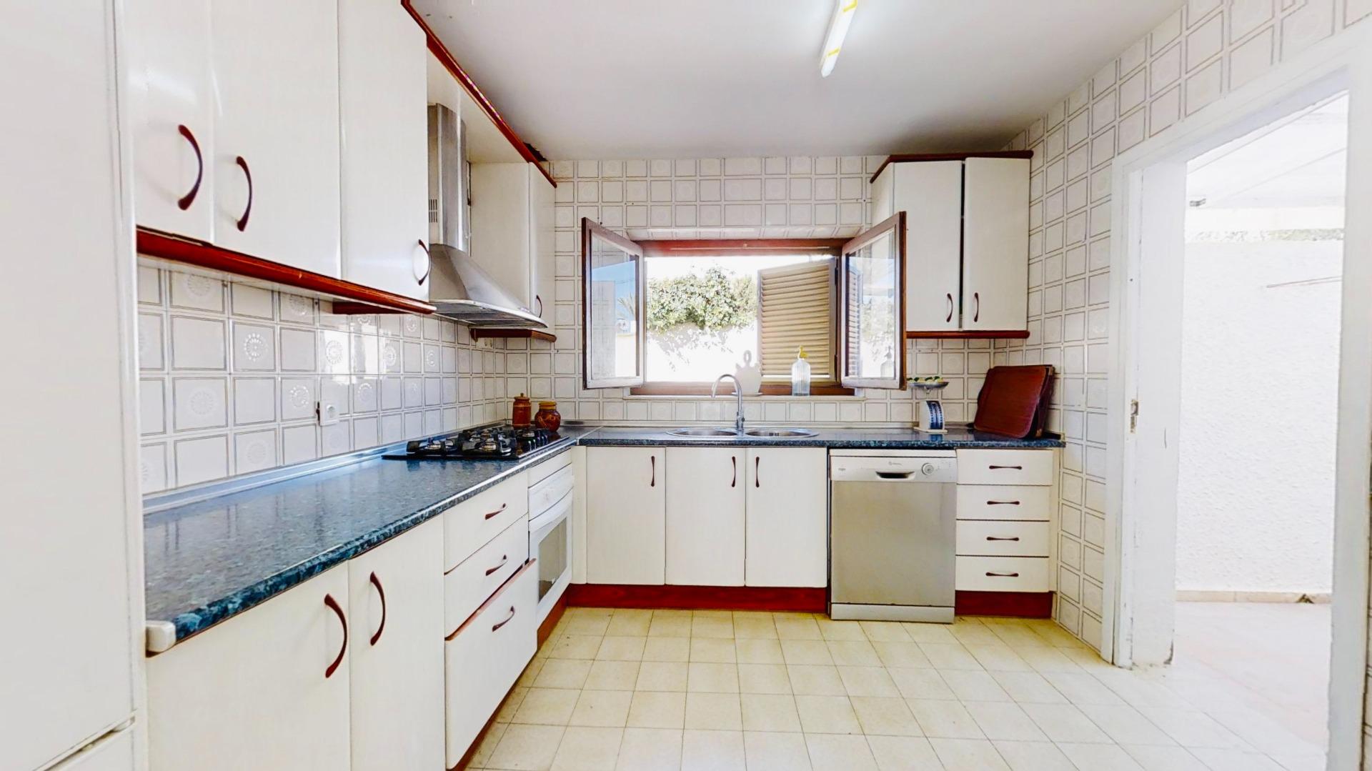 Kitchen with fitted units in 5-bedroom villa, Cabo Roig (view 22)