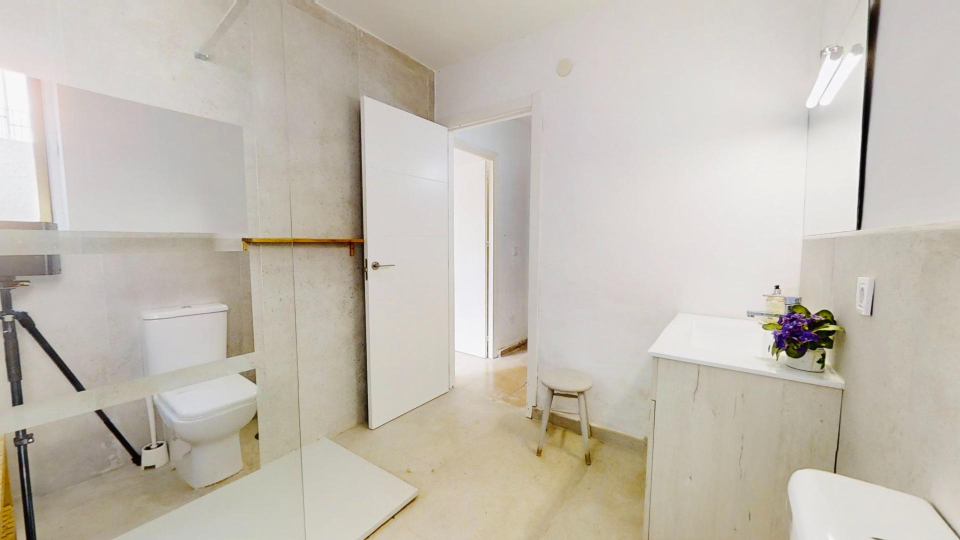 Bathroom in 5-bedroom villa, Cabo Roig (view 25)