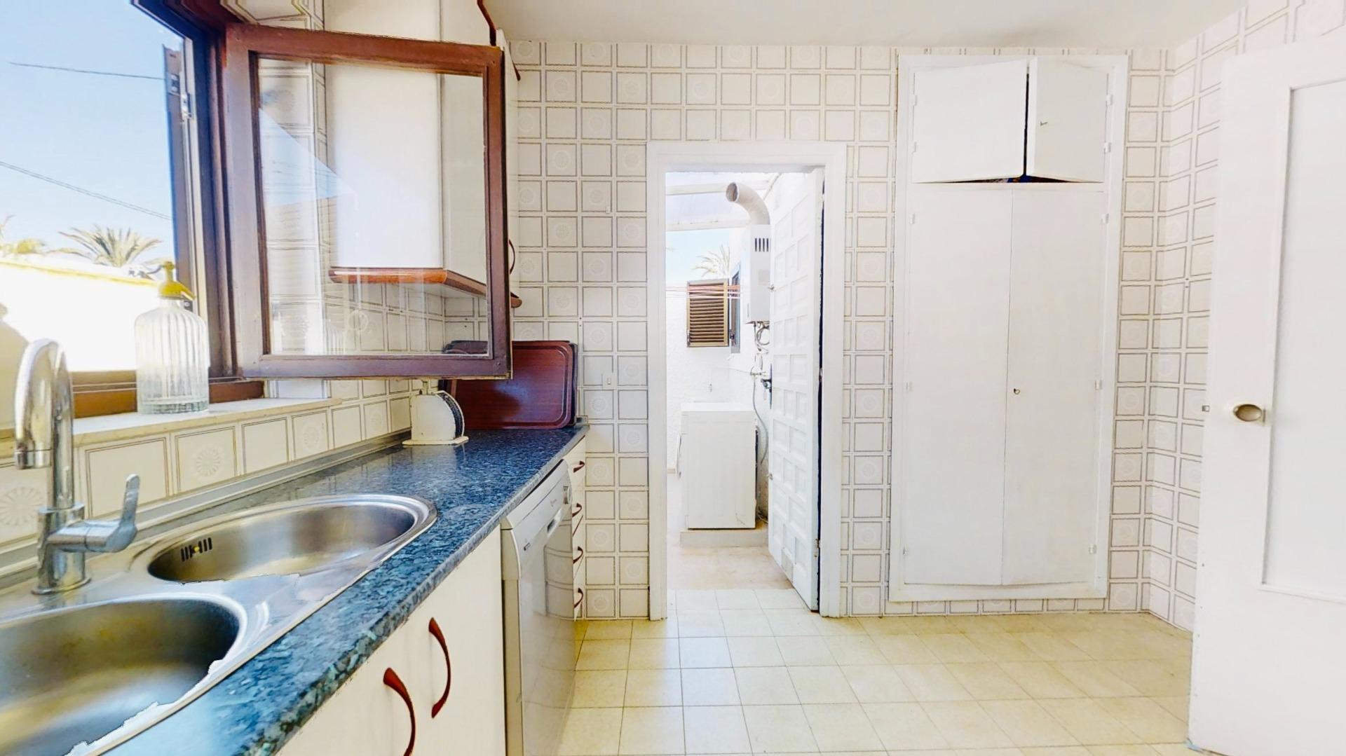 Kitchen with fitted units in 5-bedroom villa, Cabo Roig (view 26)