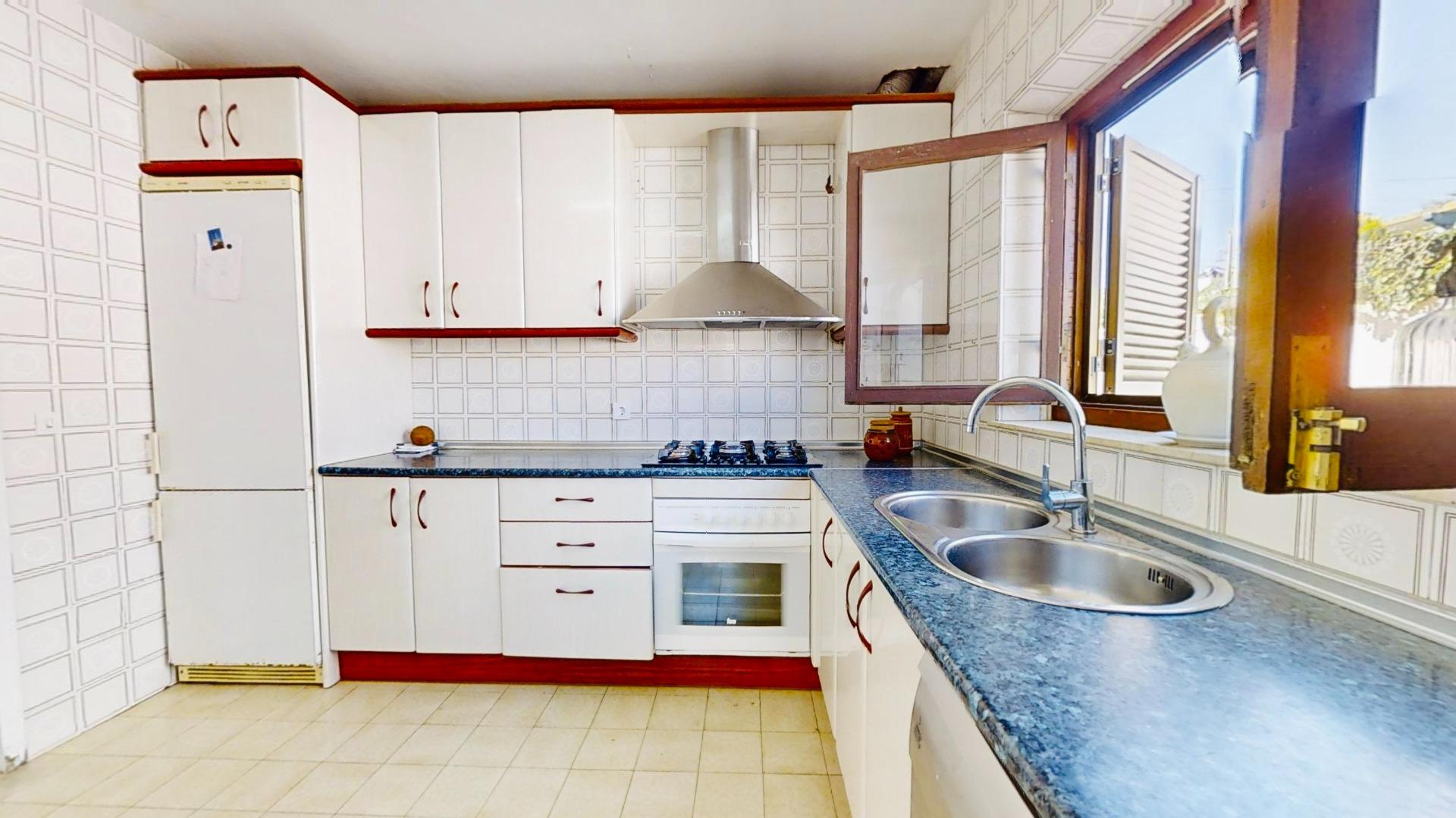 Kitchen with fitted units in 5-bedroom villa, Cabo Roig (view 27)