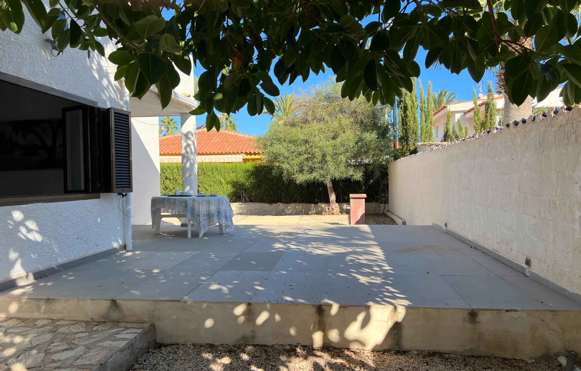 Garden area of the residential complex in Cabo Roig (view 42)