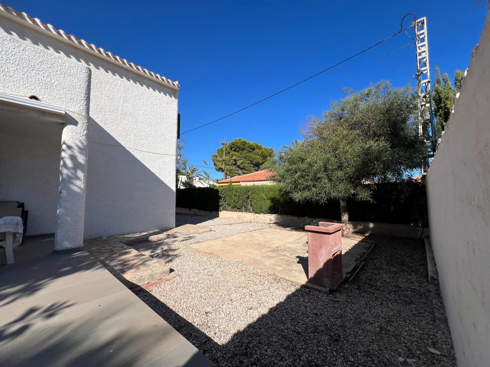 Garden area of the residential complex in Cabo Roig (view 43)