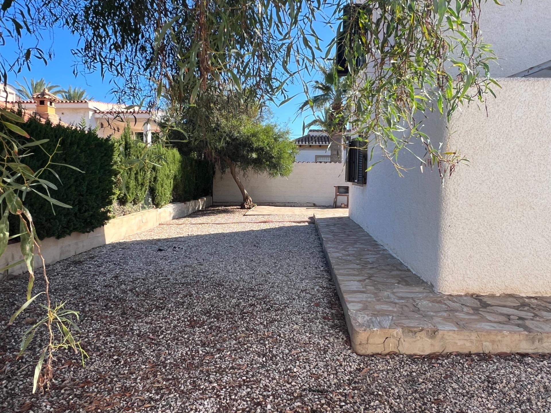 Garden area of the residential complex in Cabo Roig (view 53)