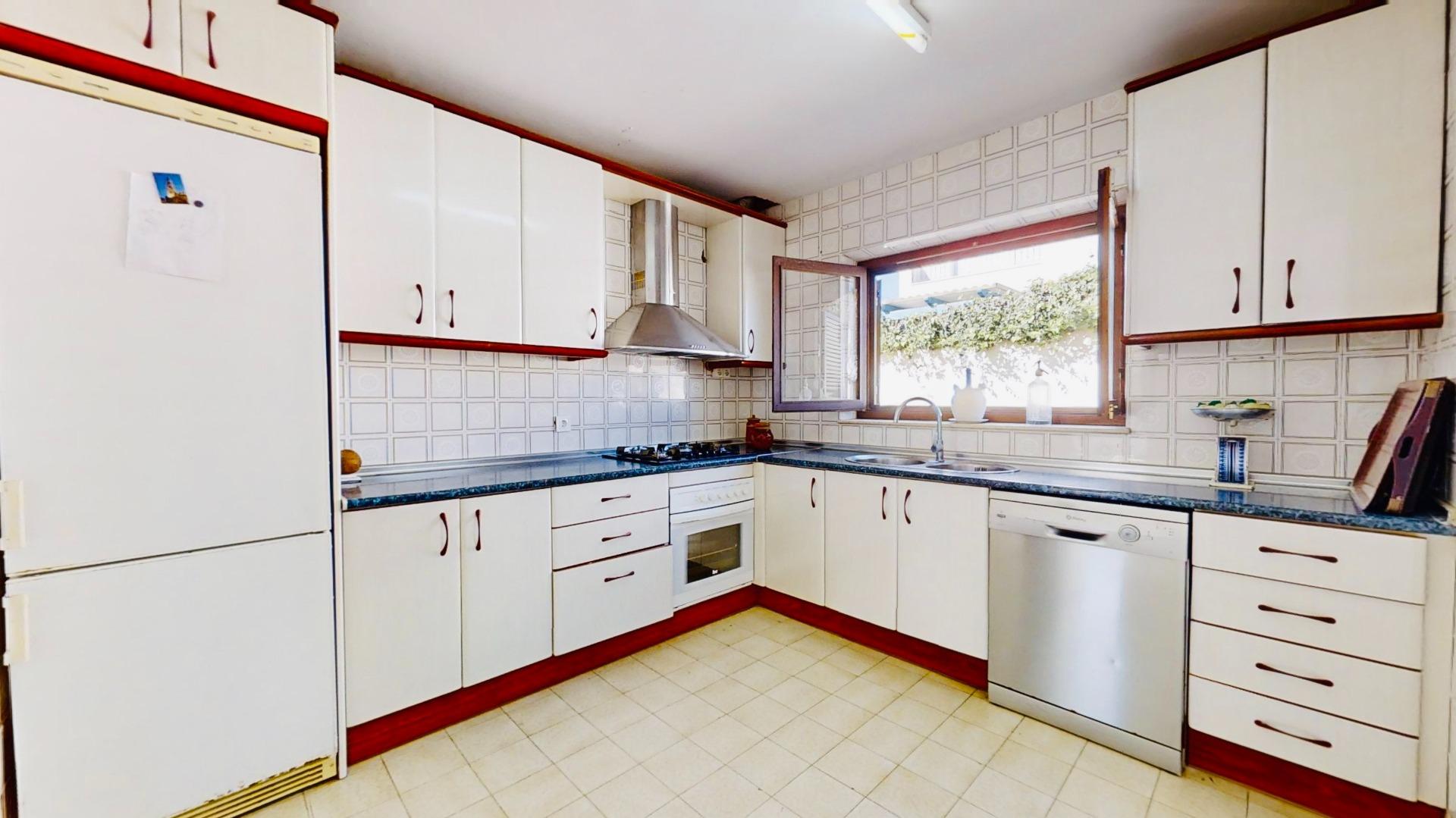 Kitchen with fitted units in 5-bedroom villa, Cabo Roig