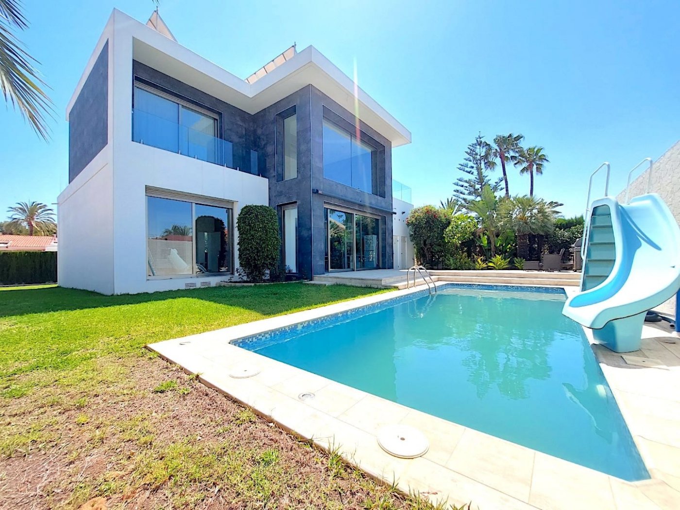 Villa for sale in Los Angeles, Torrevieja - exterior view of the residential building