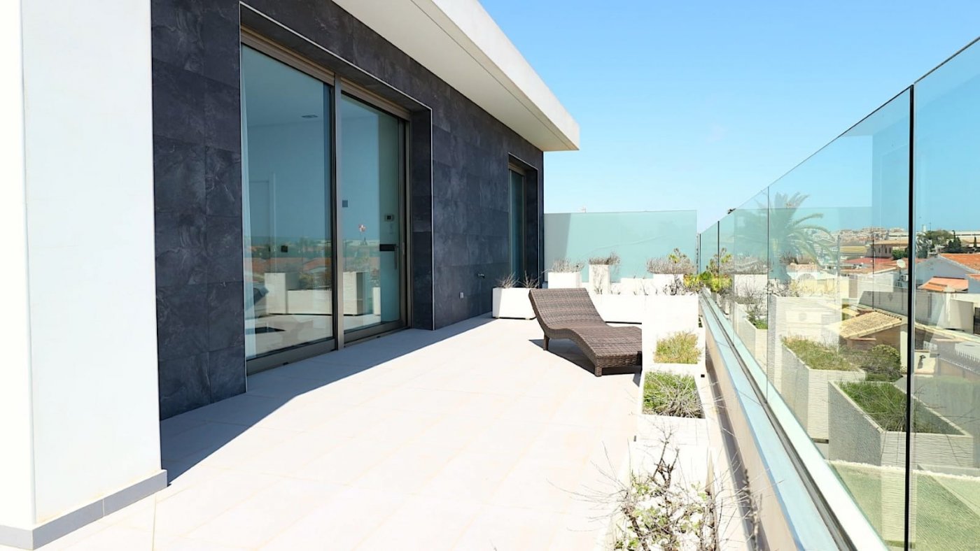 Parking area of the villa in Los Angeles, Torrevieja (view 37)