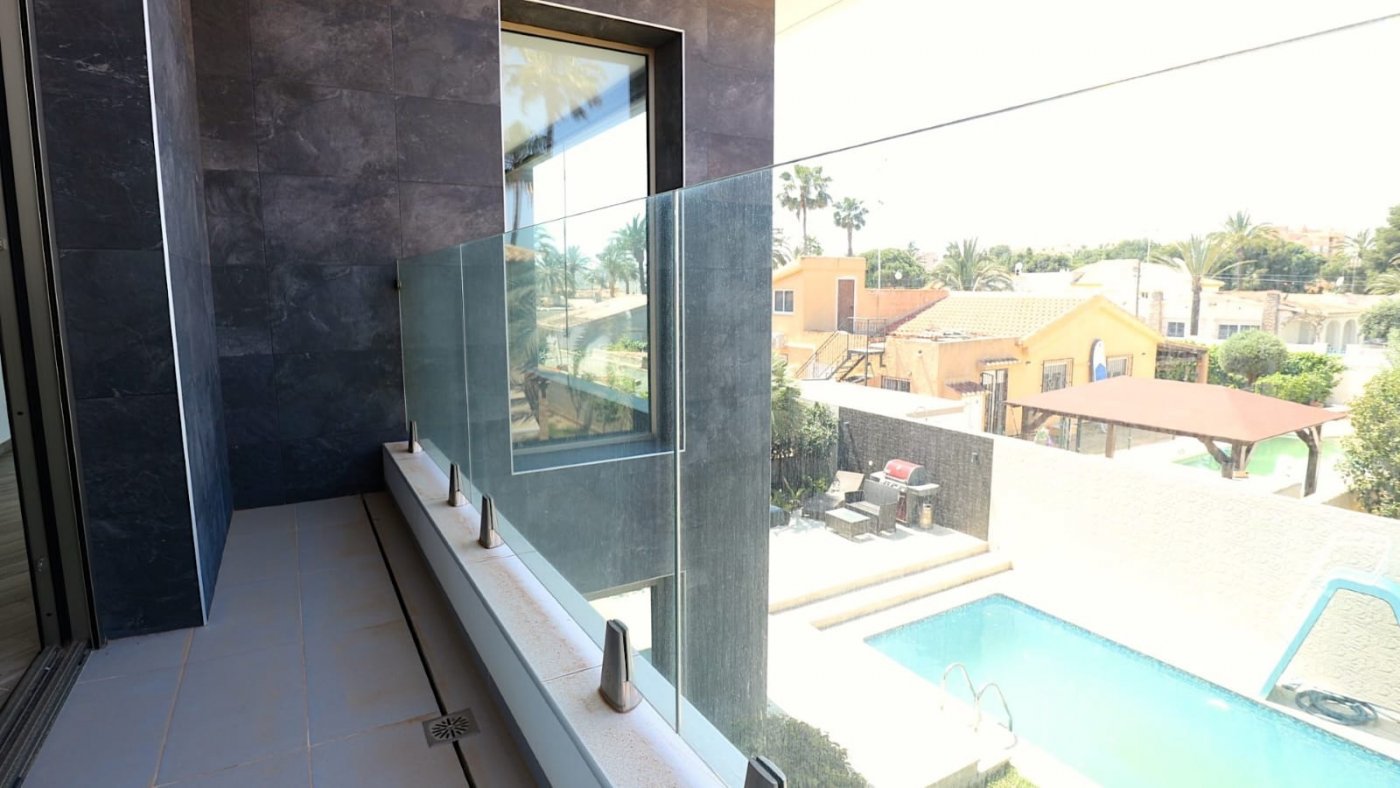 Complex grounds of the villa in Los Angeles, Torrevieja (view 40)