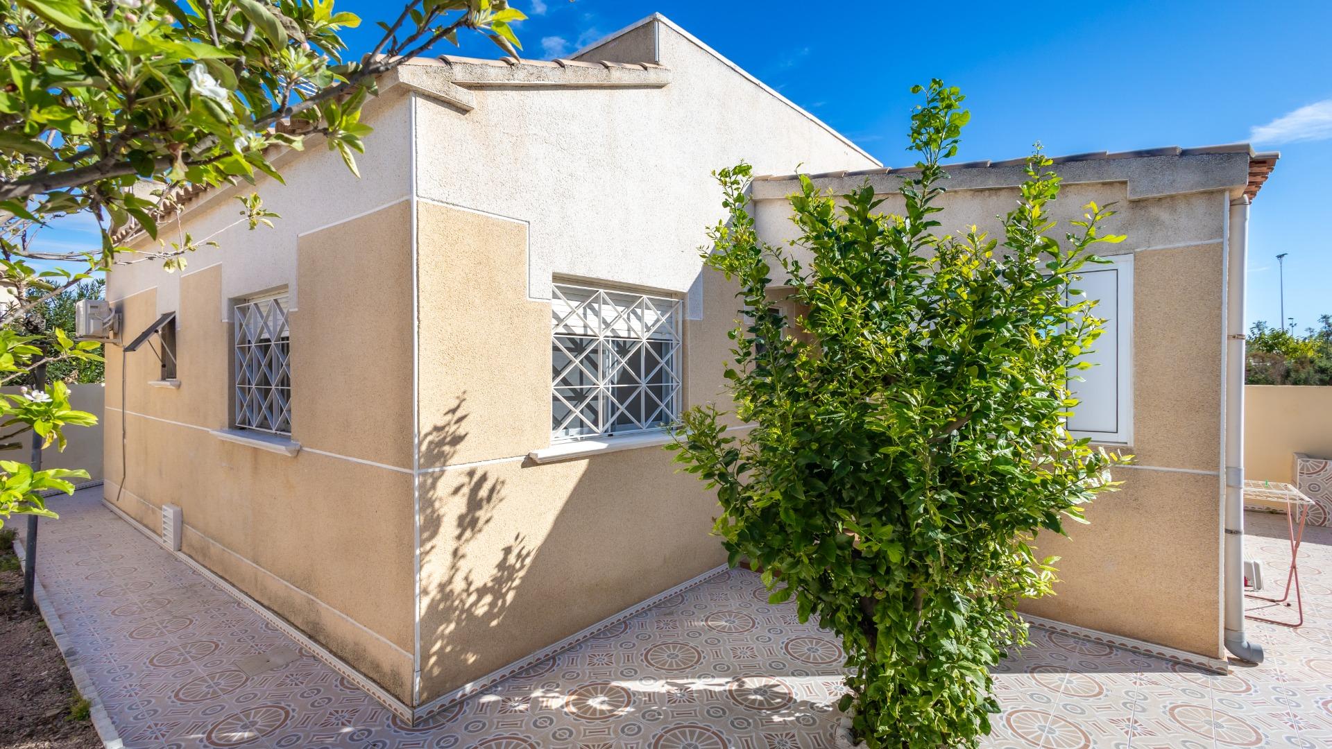 Street view of the villa in La Siesta, Torrevieja