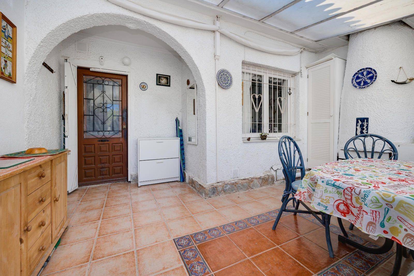 Double bedroom with window to the garden