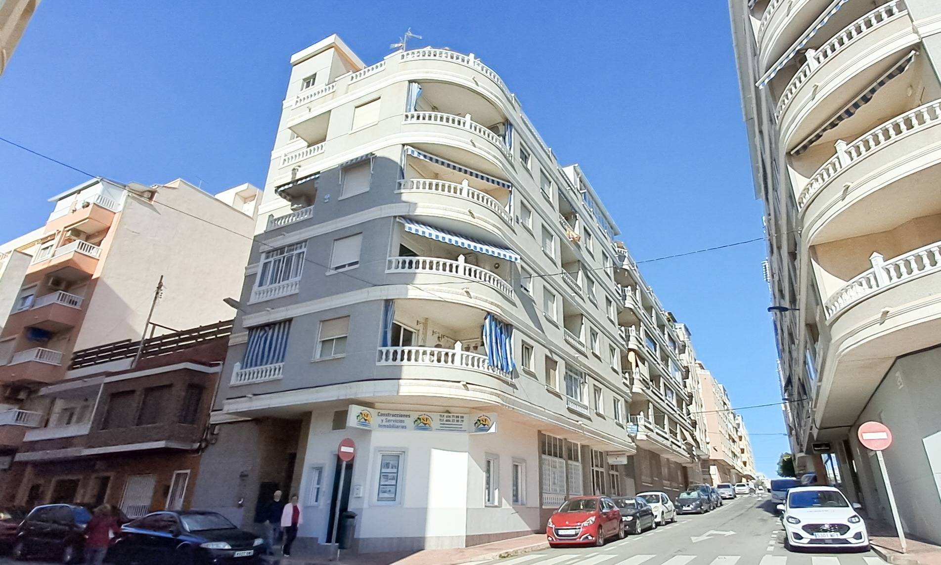 Complex grounds of the apartment in Playa del Cura, Torrevieja