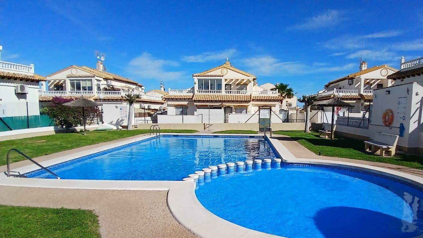 Villa for sale in Urbanización Perla del Mar, Orihuela - exterior view of the residential building