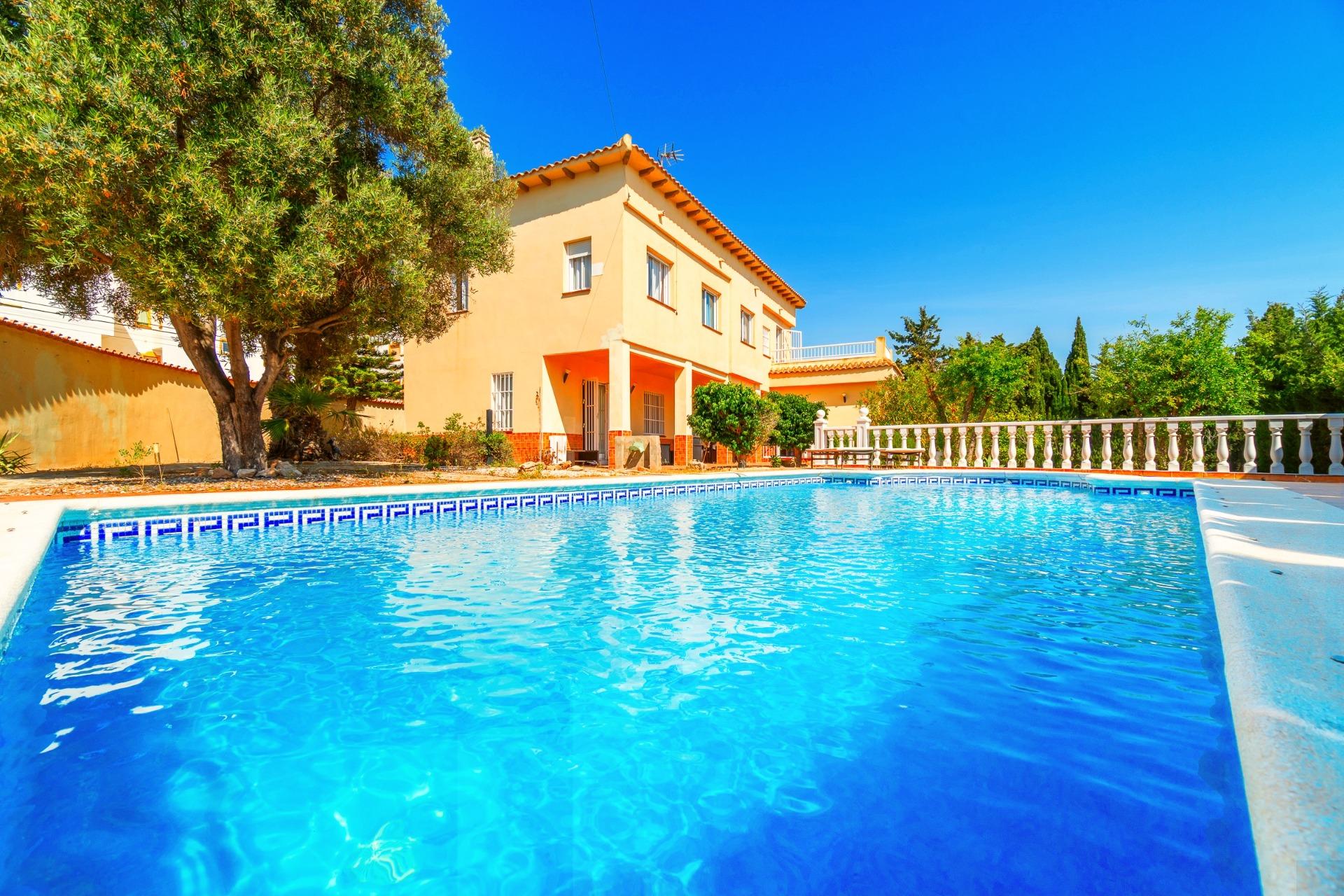 Villa for sale in Torrevieja, Torrevieja - exterior view of the residential building