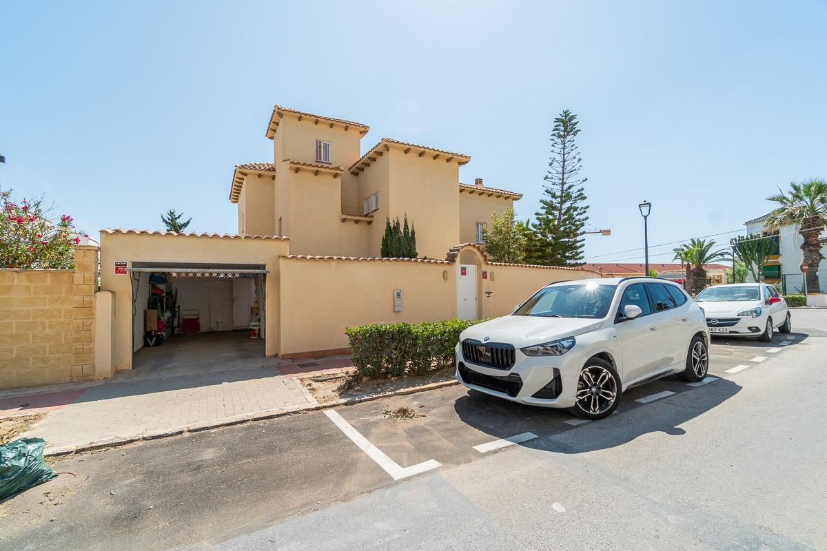 Bedroom in 4-bedroom villa, Torrevieja