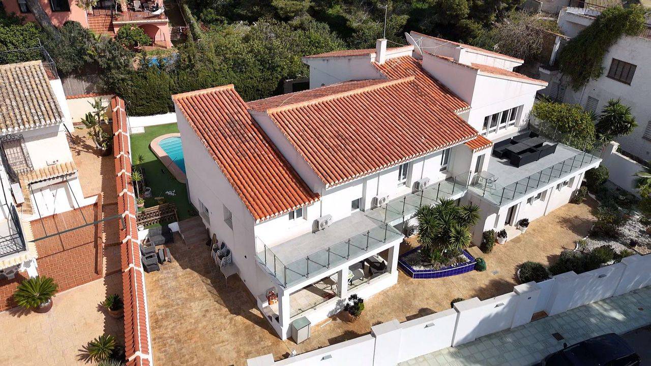 Villa for sale in Campoamor, Orihuela Costa - exterior view of the residential building
