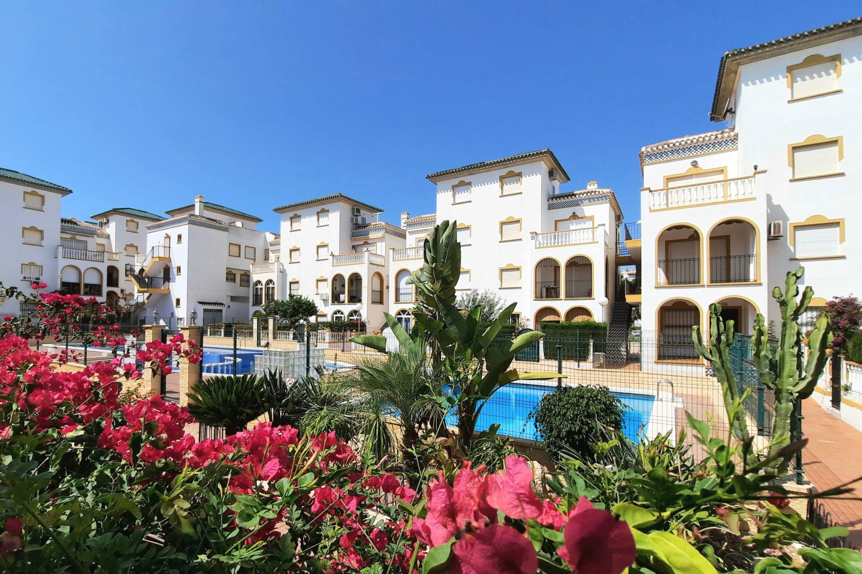 Bungalow for sale in La Mata, Torrevieja - exterior view of the residential building