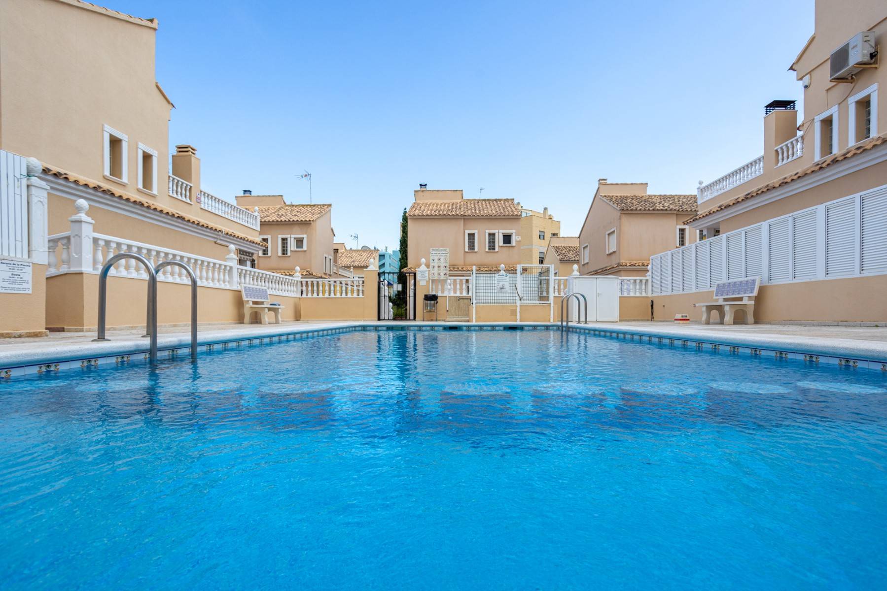 Villa for sale in Urbanizaciones, Guardamar Del Segura - exterior view of the residential building