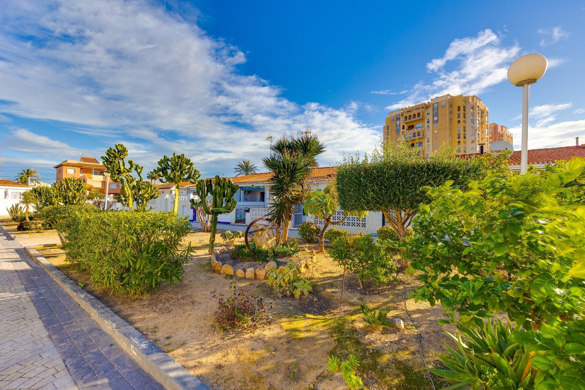 Neighbourhood view of the villa in Playa de los Locos, Torrevieja (view 29)