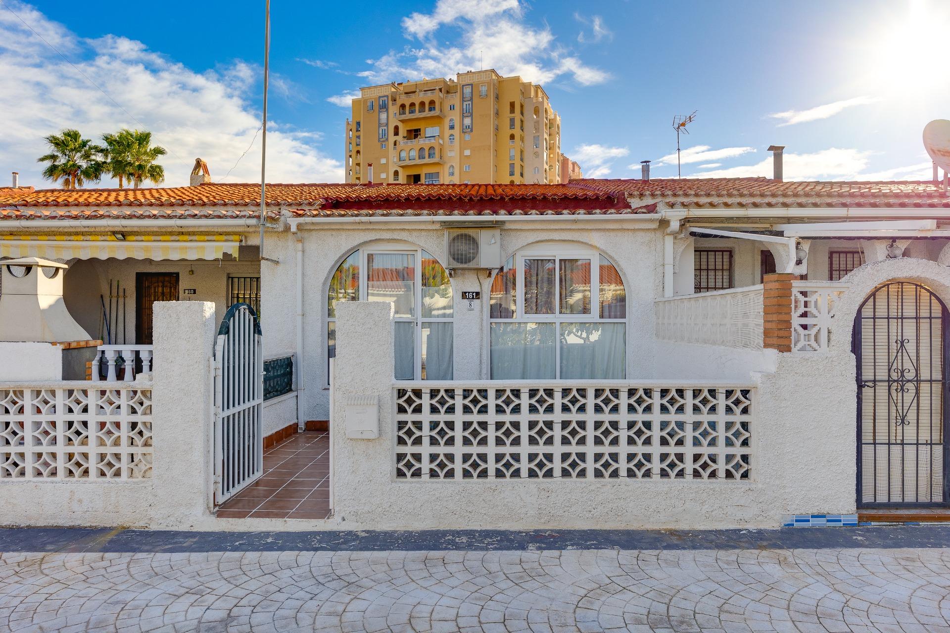 Complex grounds of the villa in Playa de los Locos, Torrevieja (view 30)