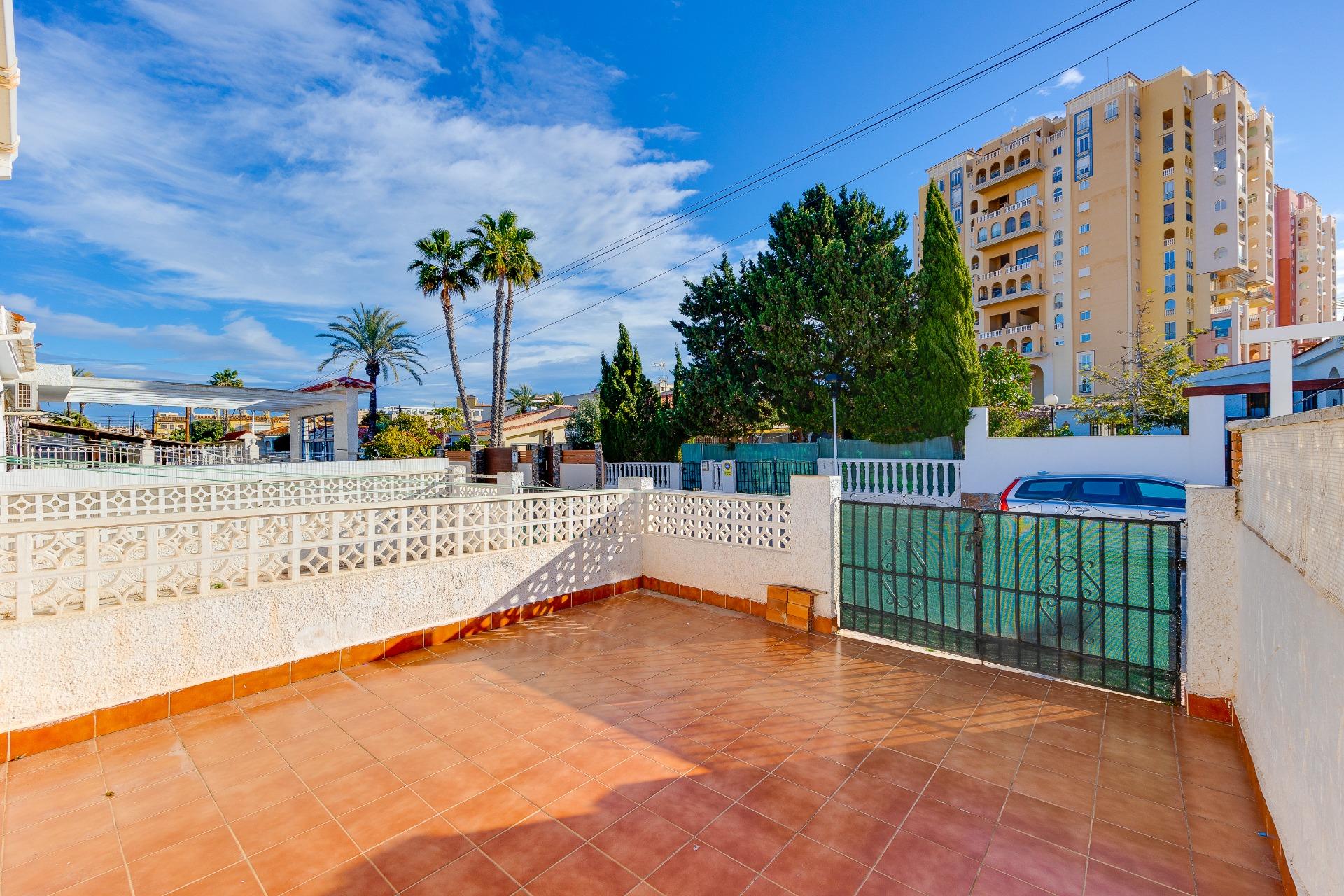 Building detail of the villa in Playa de los Locos, Torrevieja (view 31)