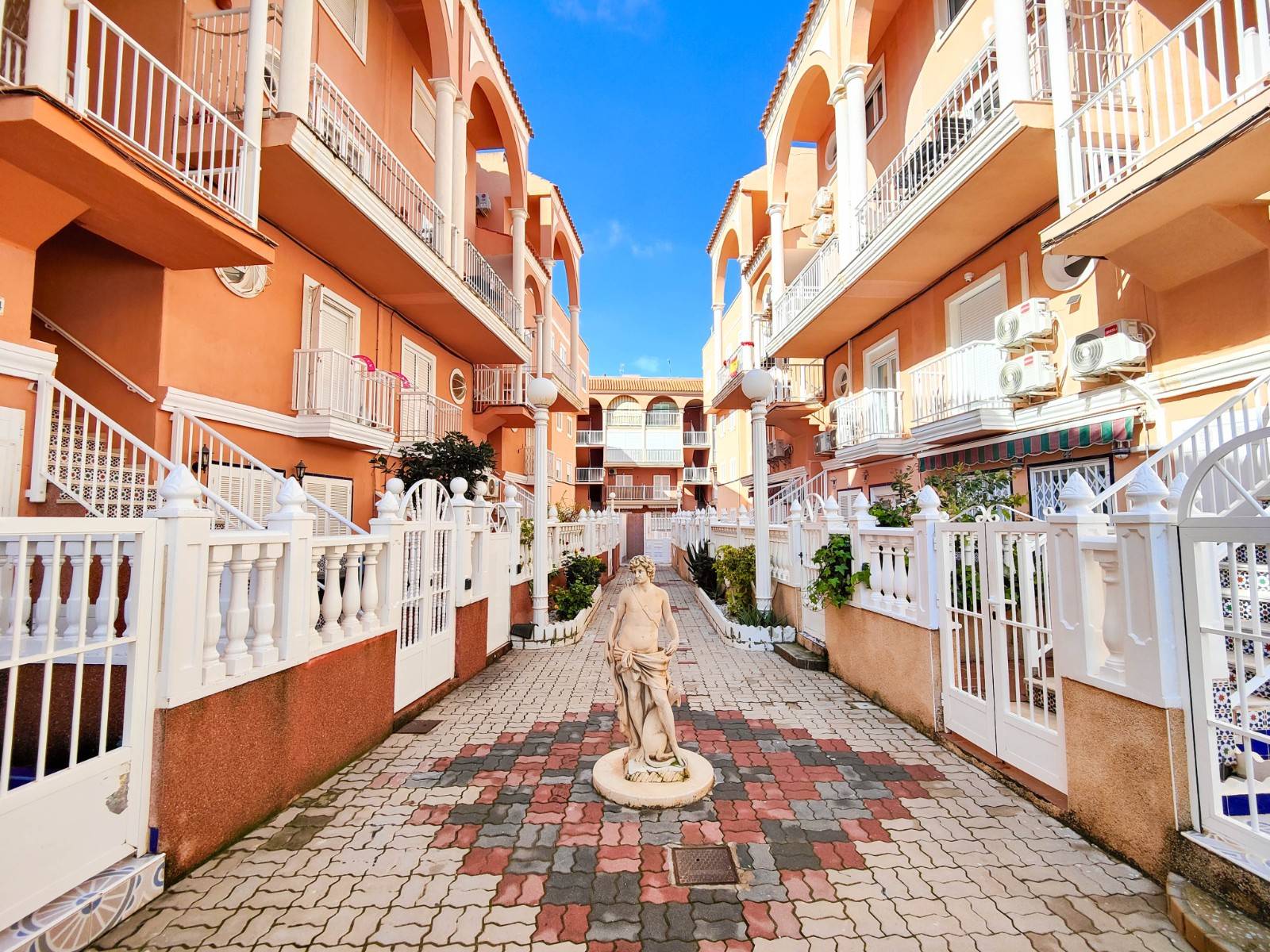 Hallway of the penthouse in La Mata Pueblo, Torrevieja (view 42)