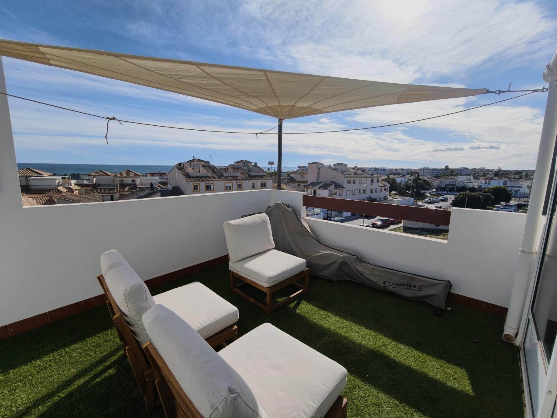 Penthouse for sale in Punta Prima, Torrevieja - exterior view of the residential building