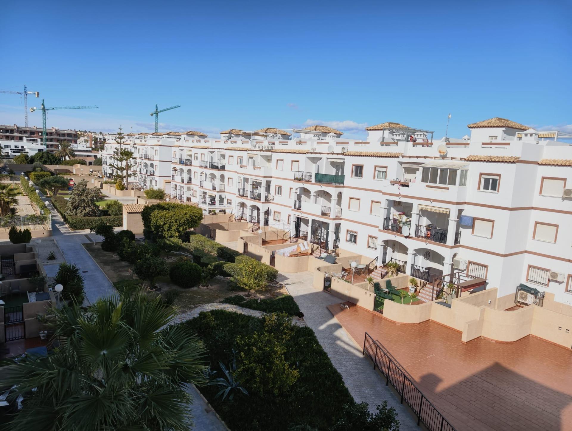 Complex grounds of the penthouse in Punta Prima, Torrevieja (view 60)