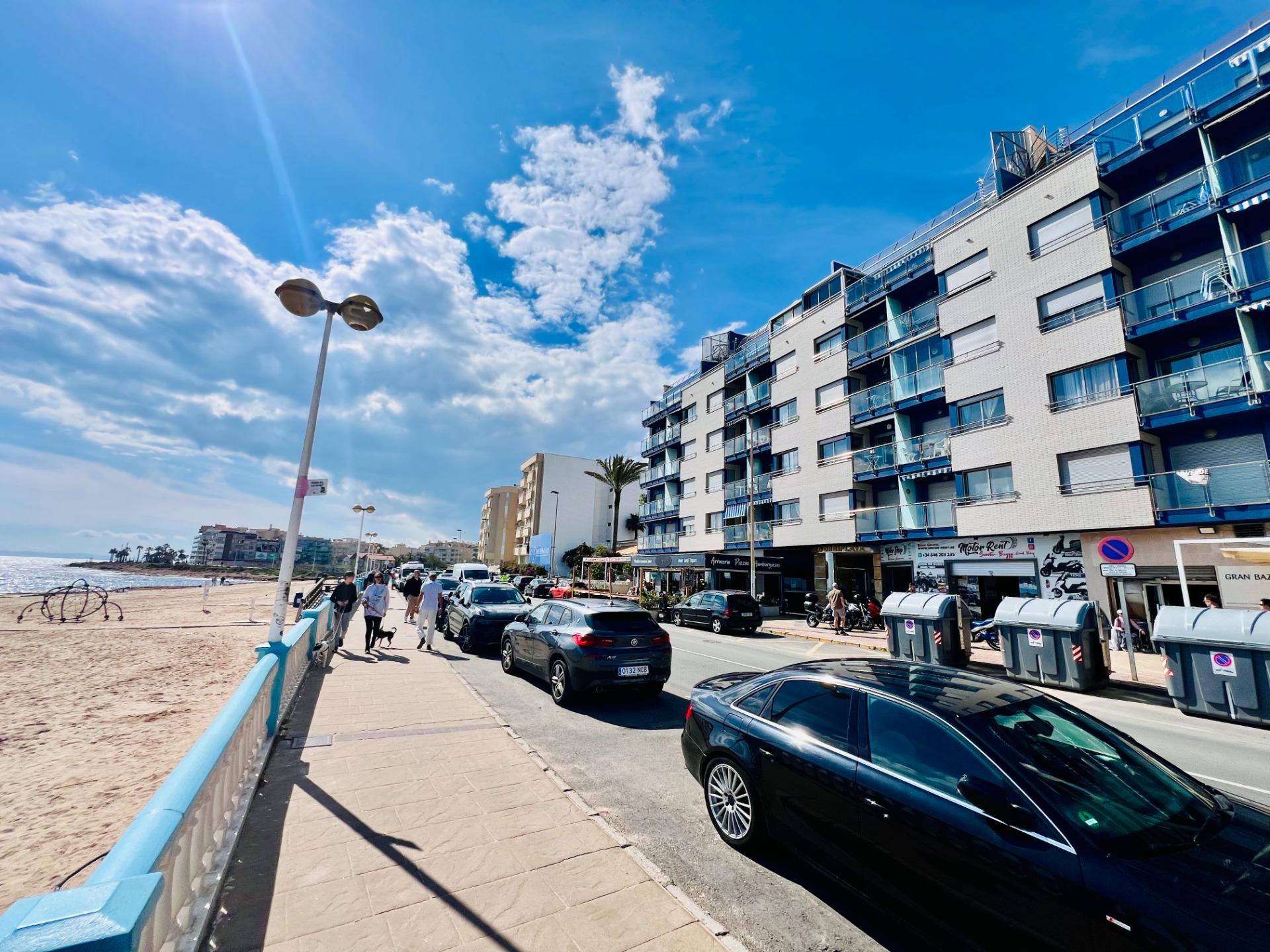 Penthouse for sale in Playa de los Locos, Torrevieja - exterior view of the residential building