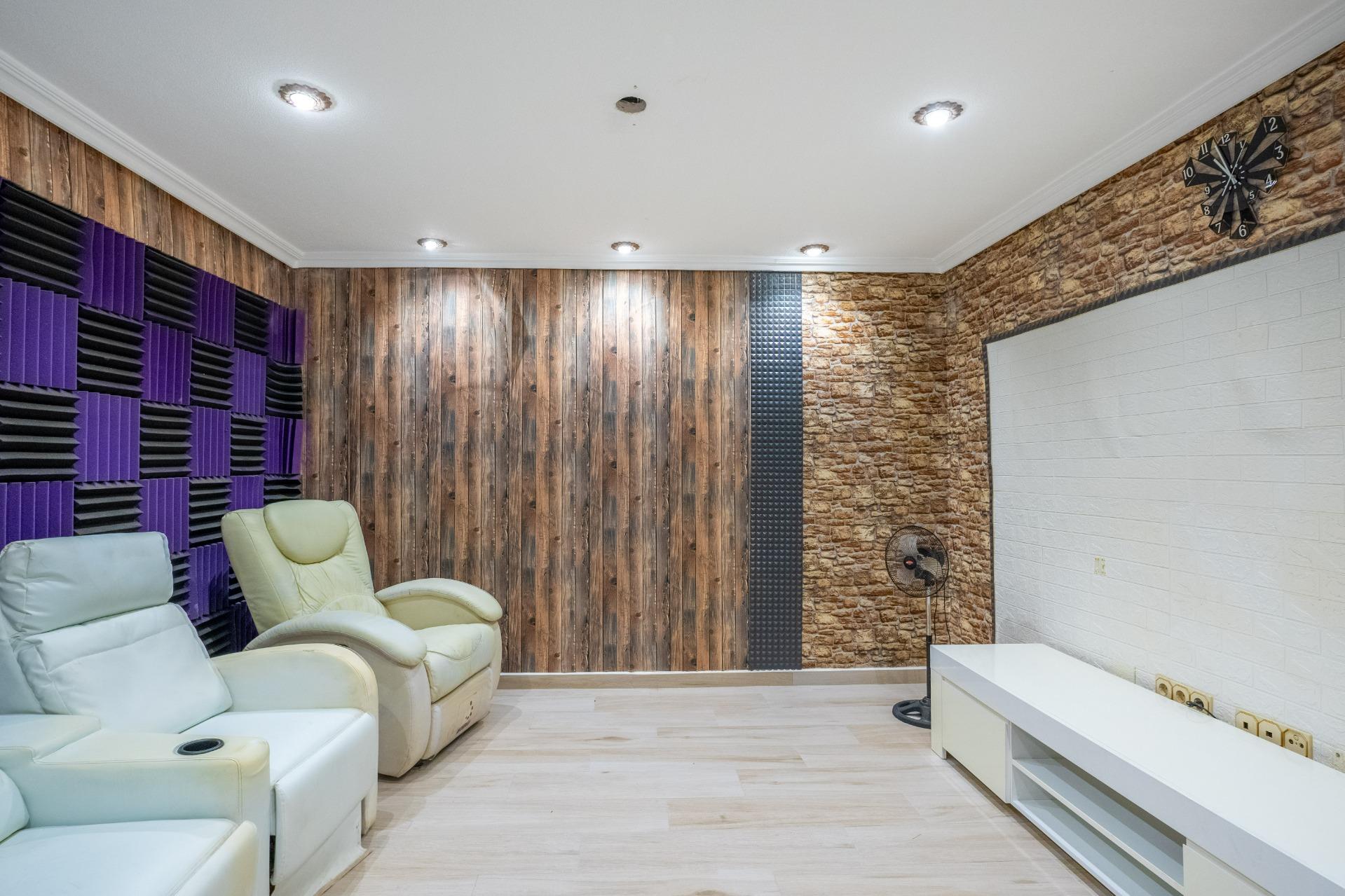Bedroom in 6-bedroom villa, El Chaparral