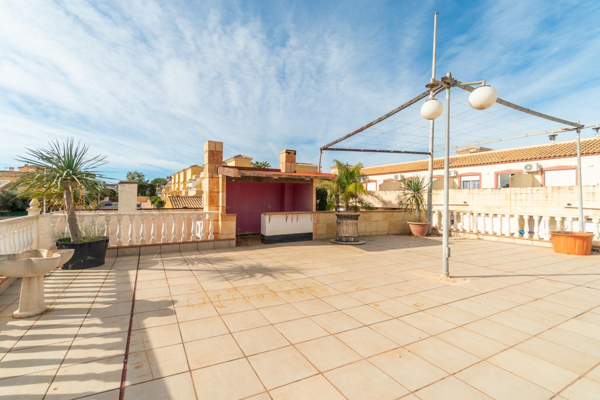 Roof tiles and building exterior