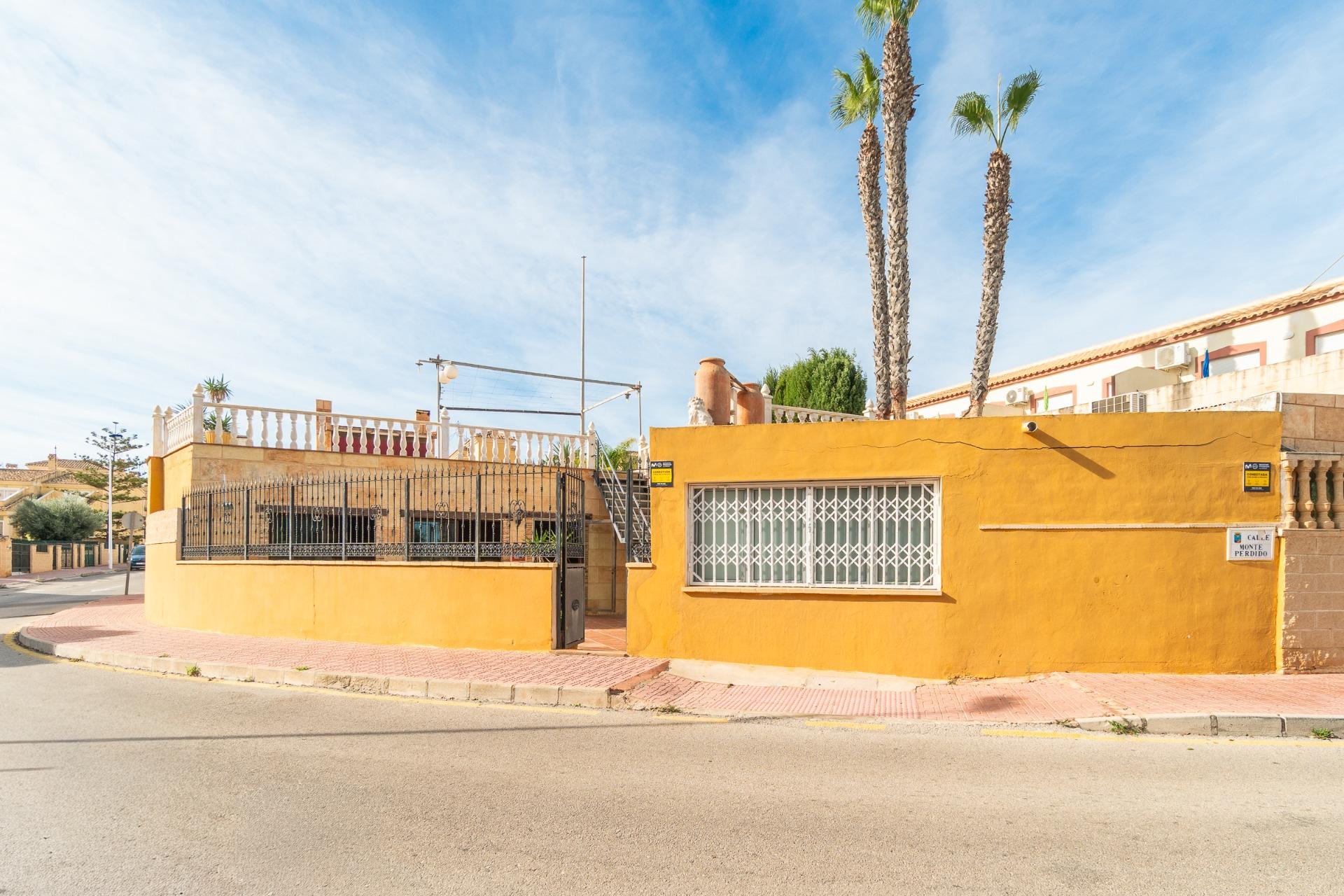 Street view of the Los Altos urbanisation
