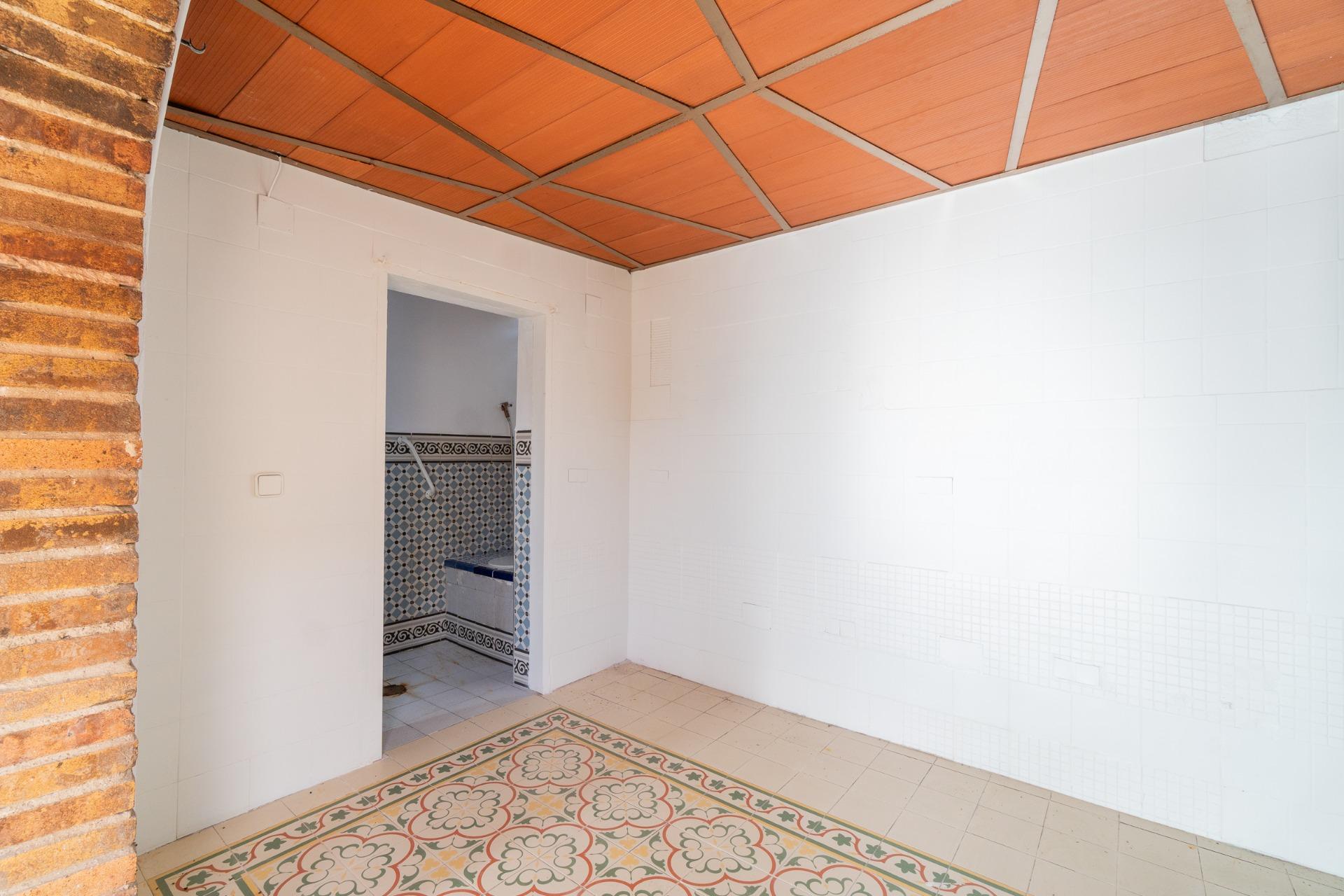 Adapted bathroom with accessibility features