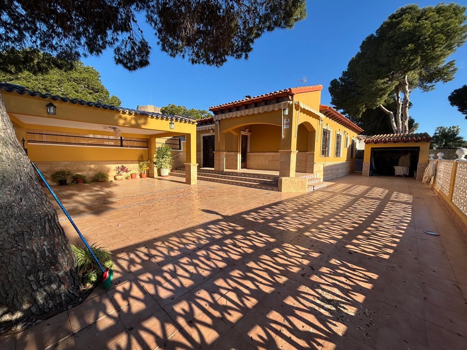 Villa for sale in Punta Prima, Orihuela Costa - exterior view of the residential building