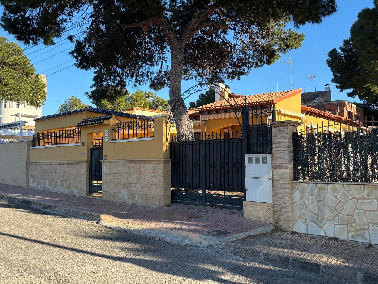 Utility room of the villa in Punta Prima, Orihuela Costa (view 34)