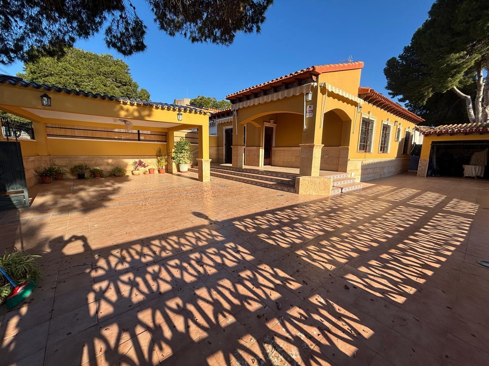Entrance of the villa in Punta Prima, Orihuela Costa (view 36)