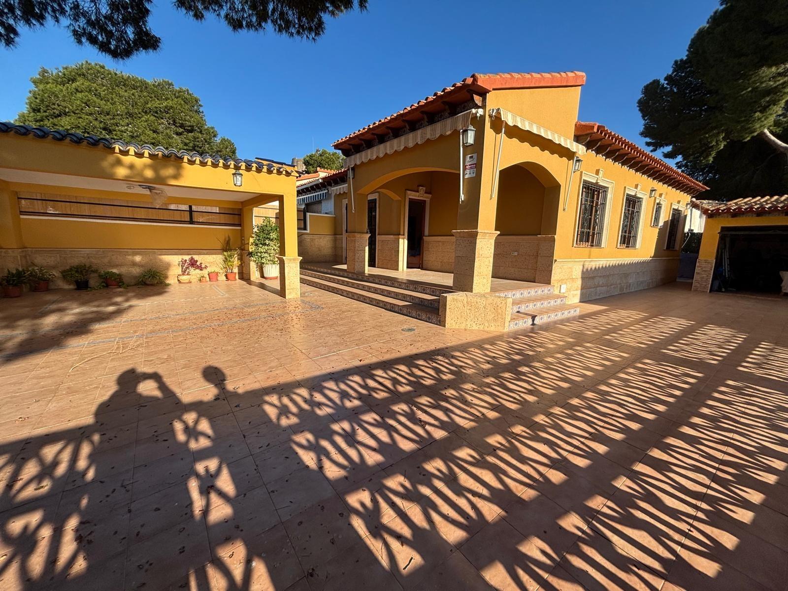 Parking area of the villa in Punta Prima, Orihuela Costa (view 37)