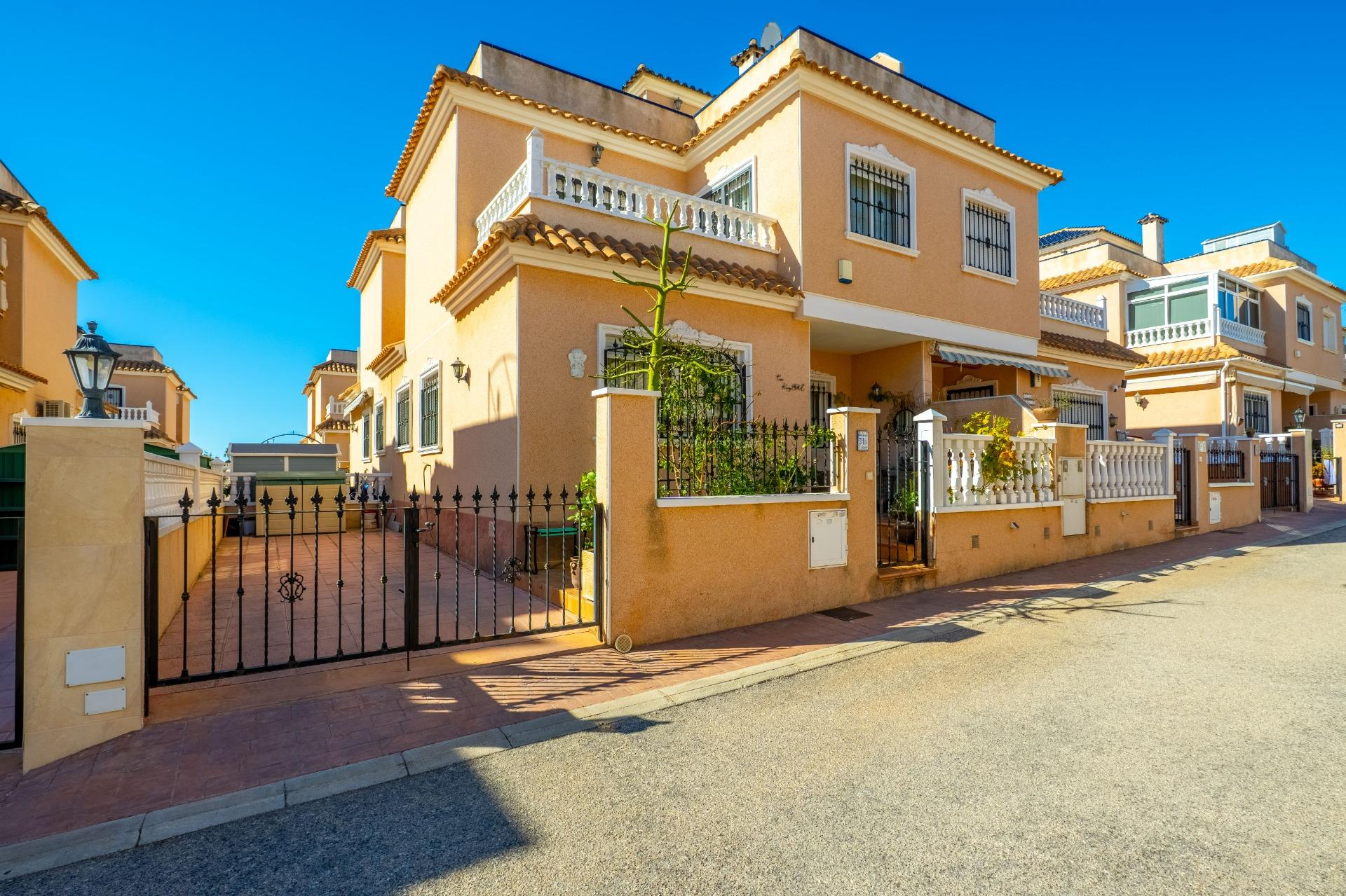 Duplex for sale in La Regia, Orihuela Costa - exterior view of the residential building